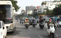 Nhiều xe khách dừng đỗ sai quy định để chờ giờ vào nội đô Hà Nội