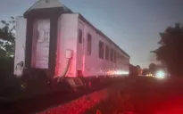 Hà Nội: Ô tô bị tàu hỏa đâm văng xuống mương, tài xế may mắn thoát nạn