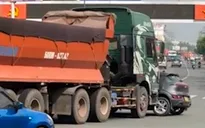 TP Hồ Chí Minh: Làm rõ vụ xe đầu kéo “đẩy” ô tô con tại vòng xoay Gò Đậu
