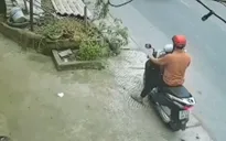 Để trẻ ngồi trước xe máy, bé bất ngờ vặn ga khiến xe máy lao đi vài mét