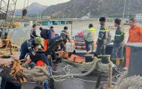 Khánh Hòa: Ngạt khí trong hầm tàu hàng khiến 2 người thiệt mạng