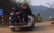 Xử phạt tài xế xe bán tải chở gần 10 người trên thùng xe