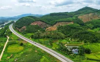 Che biển số chạy rùa bò trên cao tốc, tài xế xe tải bị phạt 23 triệu đồng