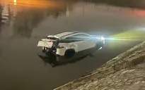 Tài xế ô tô buồn ngủ, lao xe xuống sông Tô Lịch lúc rạng  sáng