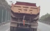 Che biển số chạy rùa bò trên cao tốc, tài xế xe tải bị phạt 23 triệu đồng