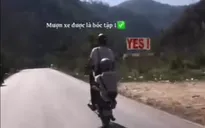 Triệu tập 2 thanh niên “bốc đầu” xe máy, quay clip câu view trên Quốc lộ 6