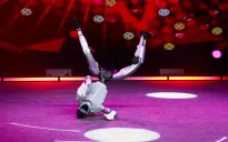 Robot hình người gây náo loạn nhà hàng