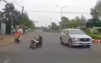 Ô tô con lao nhanh, đâm ngã người đi xe máy rồi bỏ đi