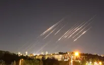 Iran đe dọa "phá hủy" hạ tầng năng lượng khu vực Trung Đông và đóng cửa eo biển Hormuz