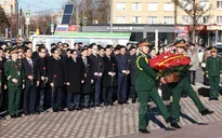 Thủ tướng Phạm Minh Chính đặt hoa tại Tượng đài Chủ tịch Hồ Chí Minh ở Moscow (Nga)