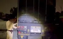Hà Nội: Xử phạt tài xế xe container “cắt nóc” chở hàng quá tải