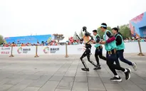 Hơn 300 robot hình người tham gia cuộc đua bán marathon ở Bắc Kinh