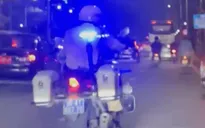 CSGT Hà Nội mở đường đưa cháu bé đi cấp cứu trong giờ cao điểm