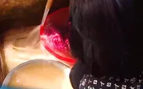 Thiếu nước sạch, hàng chục nghìn người dân xã Ba Vì  (Hà Nội) dùng nước giếng khoan có màu vàng, mùi tanh