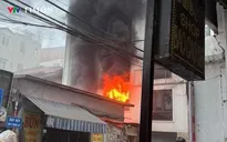 Cháy nhà 6 tầng ở Hà Nội, 2 người phá mái tôn cứu người mắc kẹt