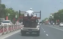 Xử phạt tài xế xe bán tải biển xanh chở người và hàng cồng kềnh