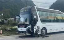 Va chạm xe khách trên Quốc lộ 6, ô tô con biến dạng