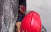 Giải cứu bé trai mắc kẹt trong khe hẹp giữa hai bức tường