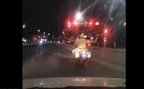 CSGT mở đường, đưa người phụ nữ nghi bị tai biến đi cấp cứu kịp thời