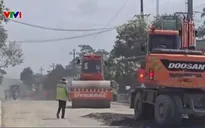 Quốc lộ 14E chậm tiến độ, người dân bị tiếng ồn, bụi và bùn bủa vây