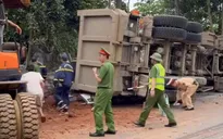 Xe tải chở đất lật đè ô tô con, xe máy, 2 người tử vong