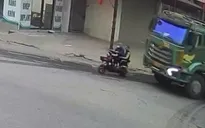 Nghe điện thoại khi lái xe, tài xế xe tải gây tai nạn khiến 2 người tử vong