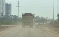 Xe chở đất từ hồ điều hòa gây trơn trượt, bụi bặm