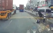 Xe 16 chỗ chuyển hướng không bật tín hiệu làm người phụ nữ đi xe máy ngã nhào