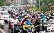 Ùn tắc giao thông sau khi Hà Nội cấm xe qua cầu Long Biên