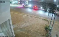 Xe máy tông chó thả rông rồi va chạm xe đầu kéo, 2 người bị thương nặng