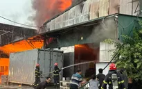 Hà Nội: Cháy lớn tại xưởng bánh kẹo 700m2 lúc rạng sáng, huy động 12 xe cứu hỏa