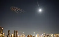 Iran phóng loạt tên lửa lớn nhất vào Israel 