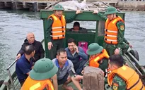 Tàu chở cát chìm trên biển Thanh Hóa, 5 thuyền viên được cứu sống