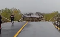 Sập cầu trên tuyến quốc lộ huyết mạch của Italy 