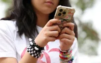 Indonesia siết chặt quy định cấm người dưới 16 tuổi sử dụng mạng xã hội