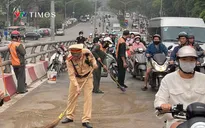 CSGT Hà Nội khẩn trương xử lý vết dầu loang trên cầu vượt, bảo đảm an toàn giao thông