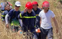 Cảnh sát vượt hơn 2km đường rừng, cứu nữ du khách gặp nạn trên núi Dinh