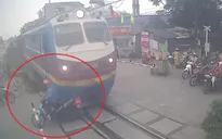 Cố tình vượt rào chắn, tài xế xe máy bị tàu hỏa tông văng