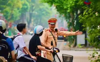 Hà Nội: Xử phạt nhiều phụ huynh không đội mũ bảo hiểm cho con khi đi xe máy