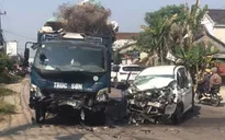 Sau va chạm với xe tải, ô tô con biến dạng, 1 phụ nữ tử vong