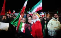 Người dân Iran đổ ra đường mừng thỏa thuận ngừng bắn tạm thời