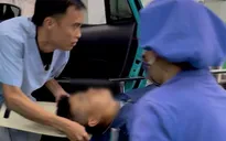 Hà Nội: CSGT kịp thời mở đường đưa 2 người bị tai nạn lao động đi cấp cứu