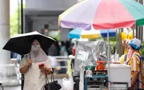 Nắng nóng gay gắt, người dân Thái Lan đổ xô đến các điểm tránh nóng