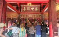 Công an phường Văn Miếu trả lại tài sản, hộ chiếu cho du khách Pháp bị thất lạc