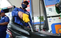 Thống nhất trình Quốc hội giảm mạnh thuế xăng dầu