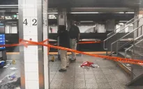 Tấn công bằng dao tại tàu điện ngầm New York khiến 3 người bị thương