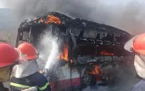 Xe khách bốc cháy ngùn ngụt trên Quốc lộ 1