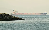 Ba siêu tàu chở dầu đi qua eo biển Hormuz giữa lệnh ngừng bắn mong manh