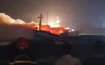 Tàu cá bốc cháy dữ dội trong đêm, thiêu rụi nhiều tài sản