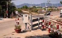 Tông barie đường sắt, người phụ nữ thoát chết trong gang tấc